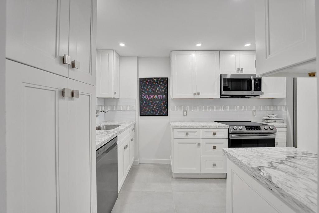 711 N Birch Road 403