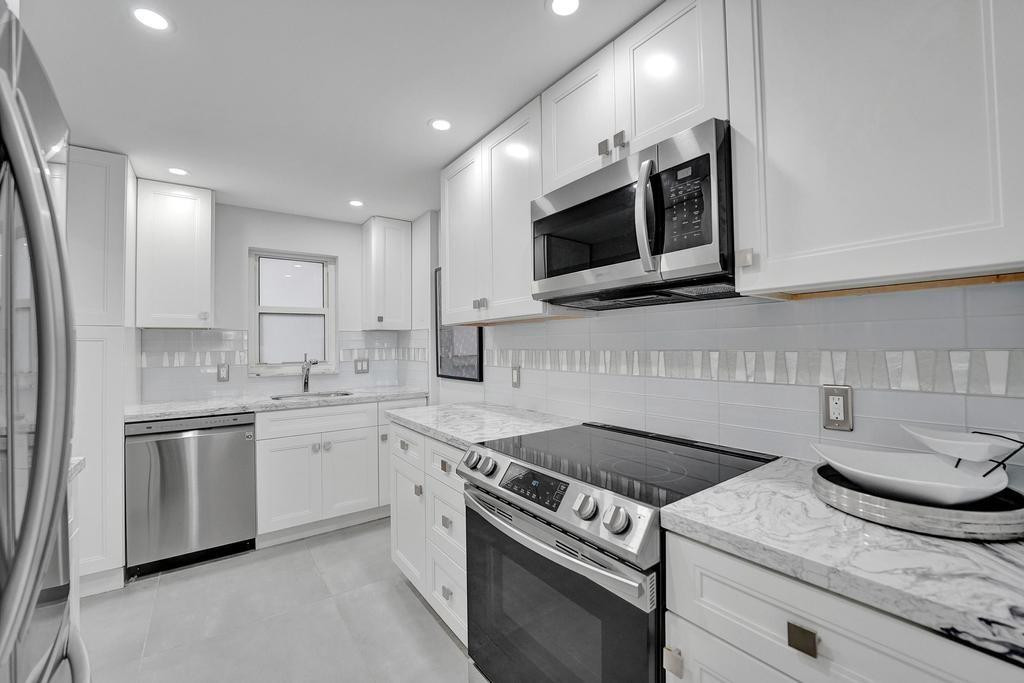 711 N Birch Road 403