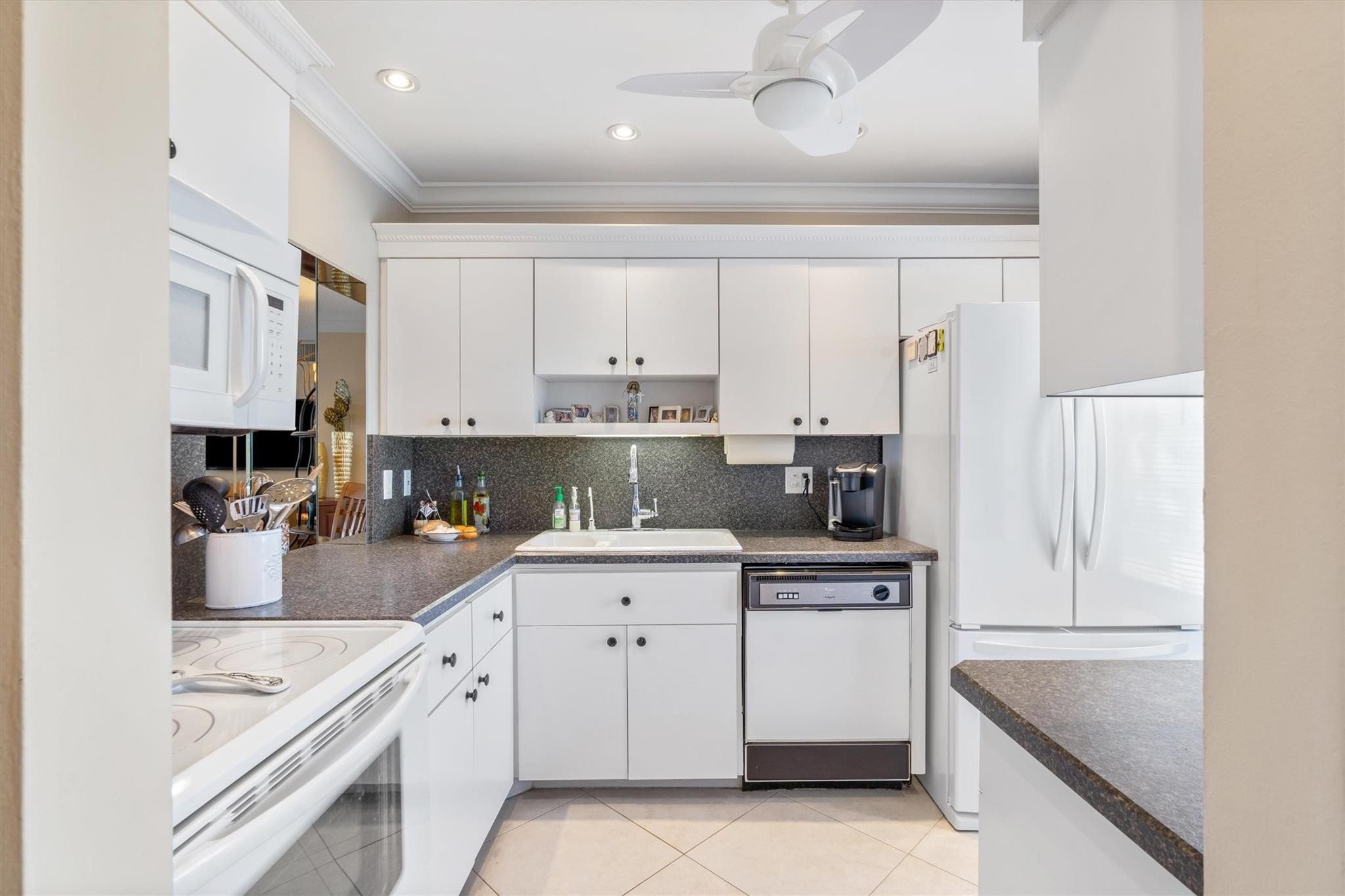 1461 S Ocean Boulevard 327, Lauderdale-By-The-Sea Unit: 327