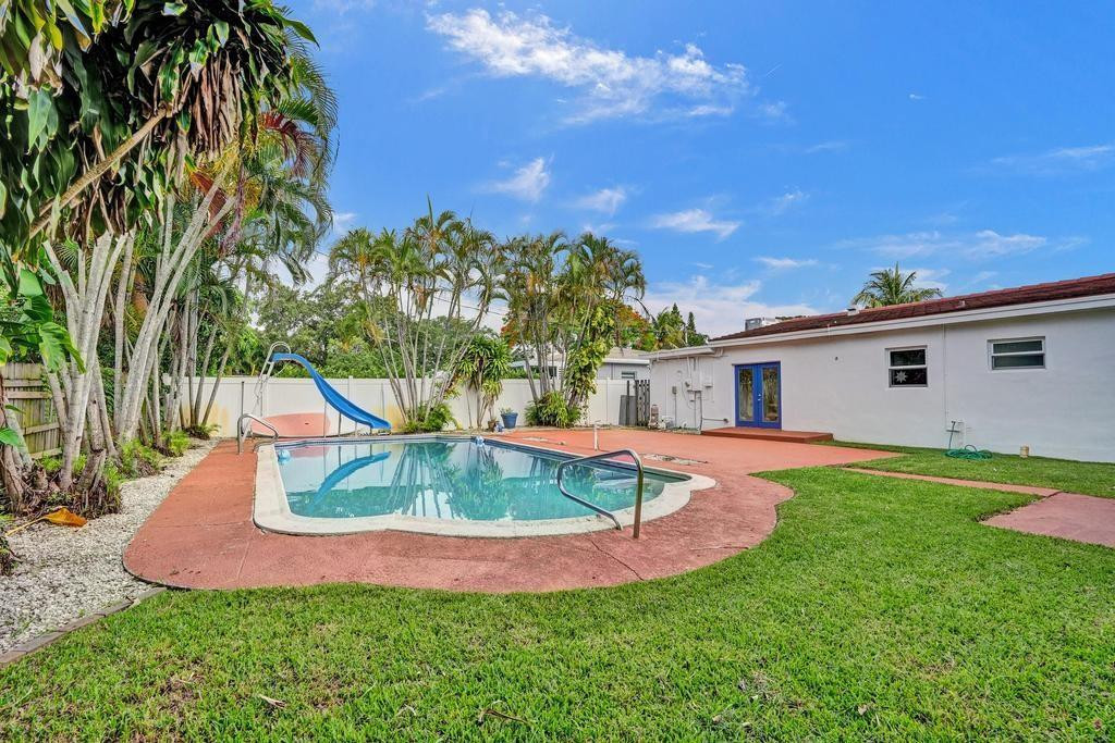 810 SW 26th Court