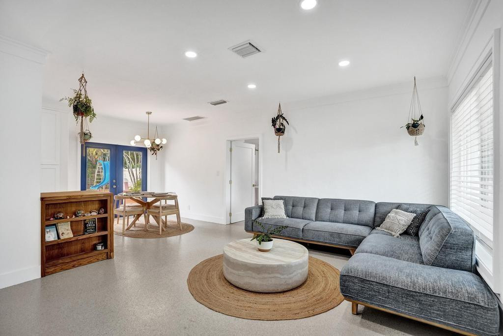 810 SW 26th Court