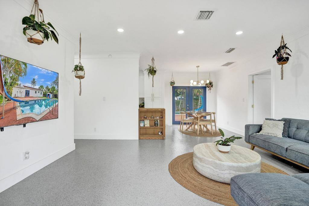 810 SW 26th Court