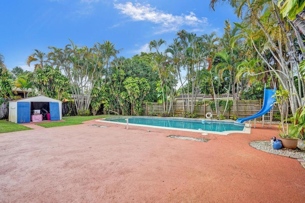 810 SW 26th Court