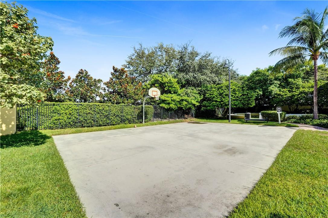 226 N Latitude Circle 101
