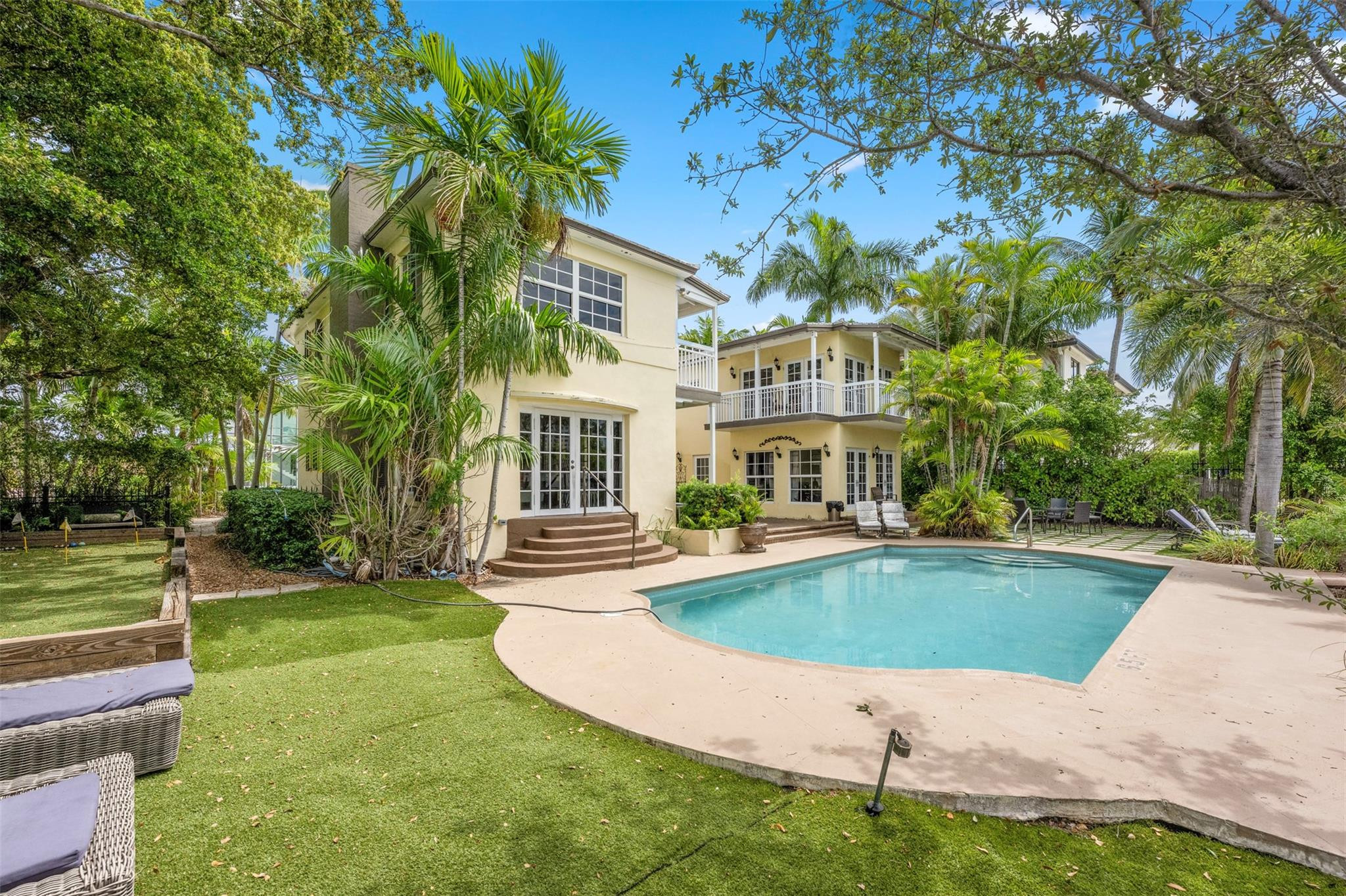 2300 Castilla Isle