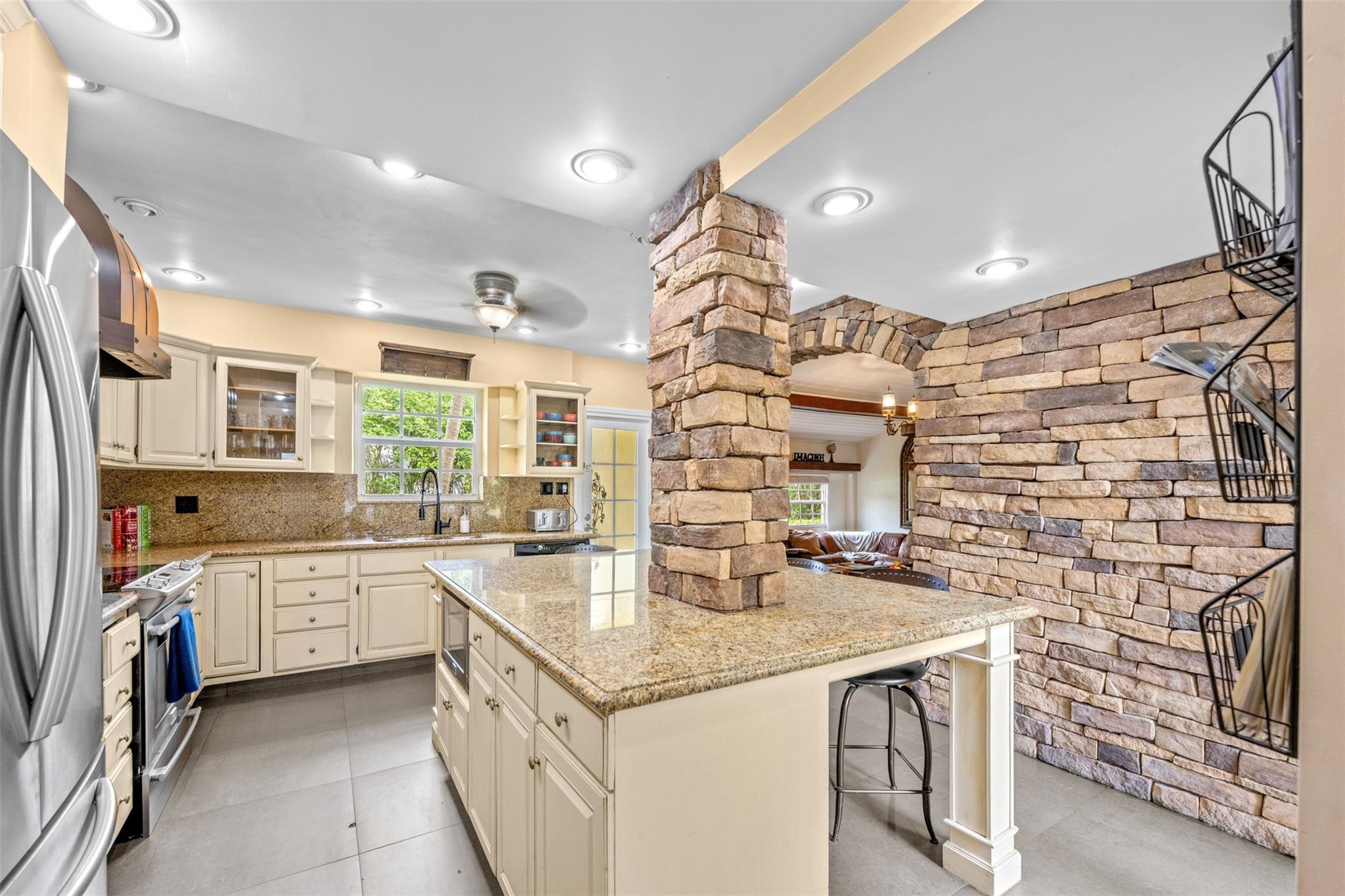 2300 Castilla Isle