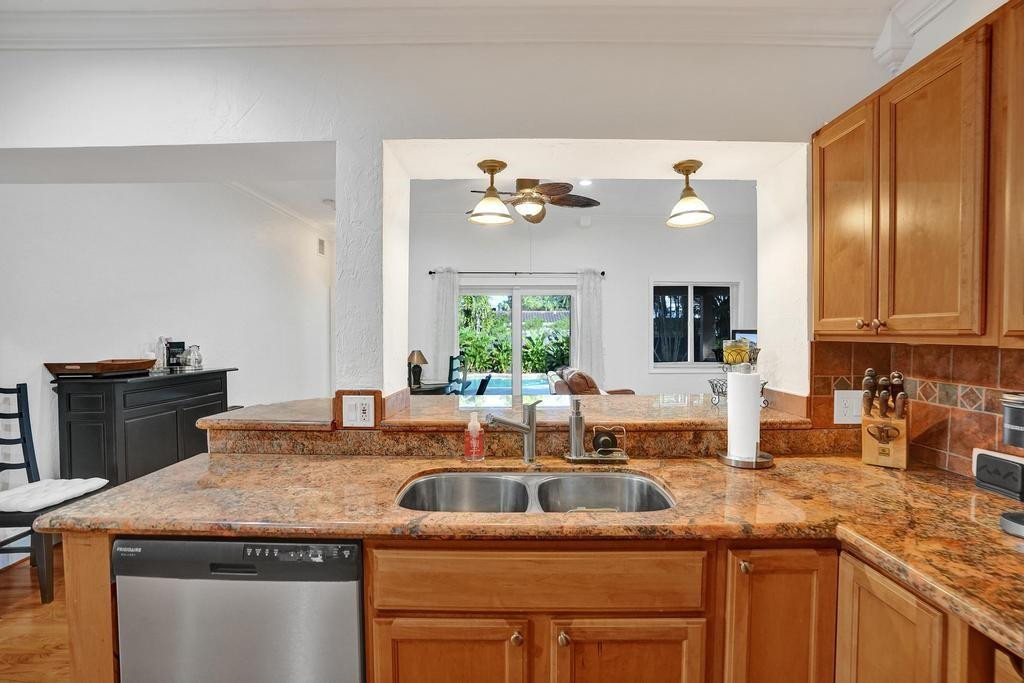408 NE 9th Avenue