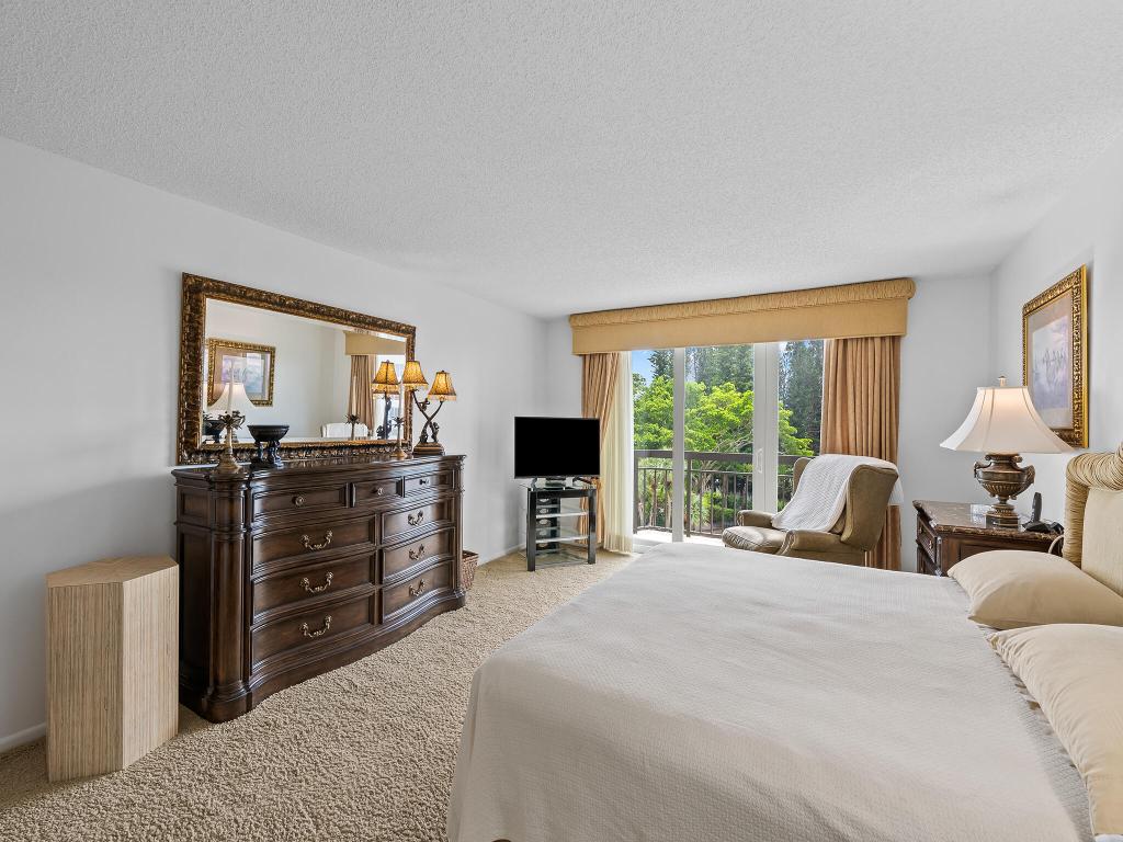 901 E Camino Real Drive 4d