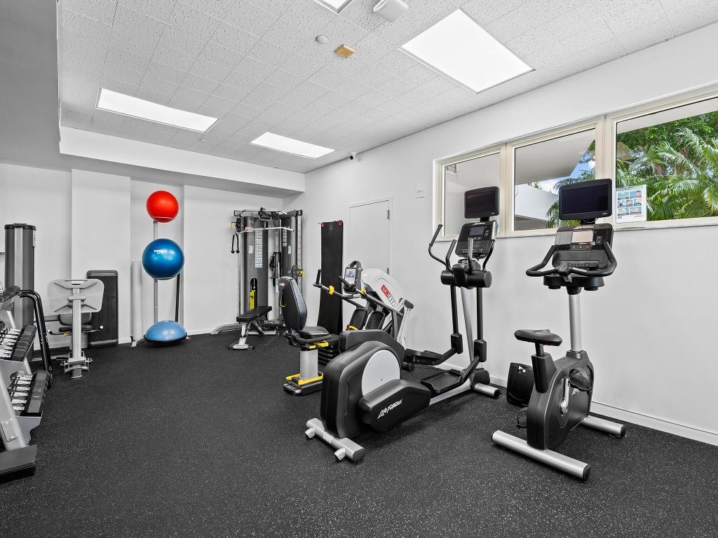 901 E Camino Real Drive 4d