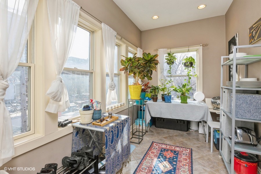 911 W Gunnison Street Unit: 3W