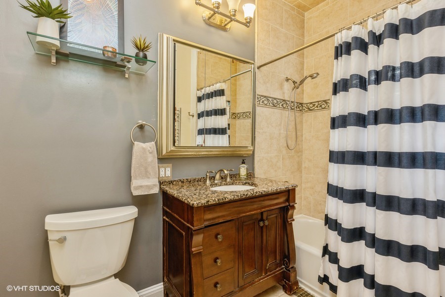 911 W Gunnison Street Unit: 3W