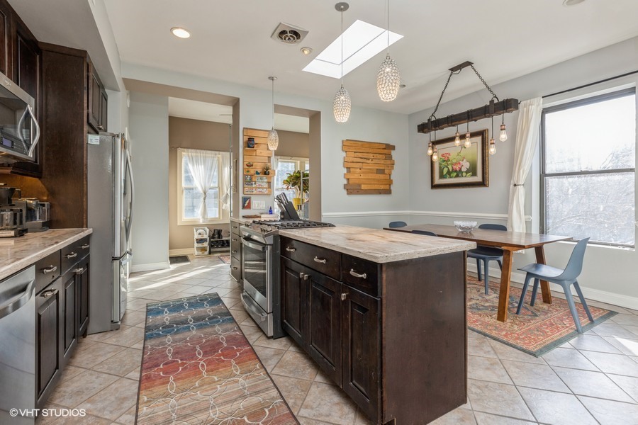911 W Gunnison Street Unit: 3W