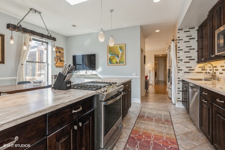 911 W Gunnison Street Unit: 3W