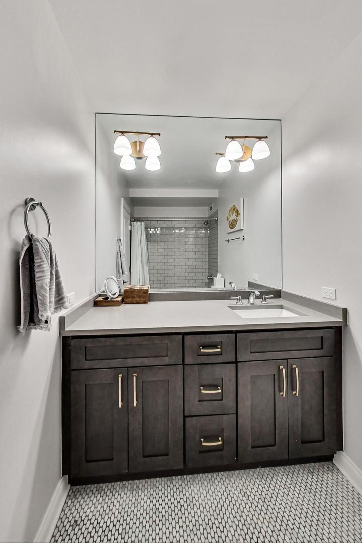 990 N Lake Shore Drive Unit: 6D