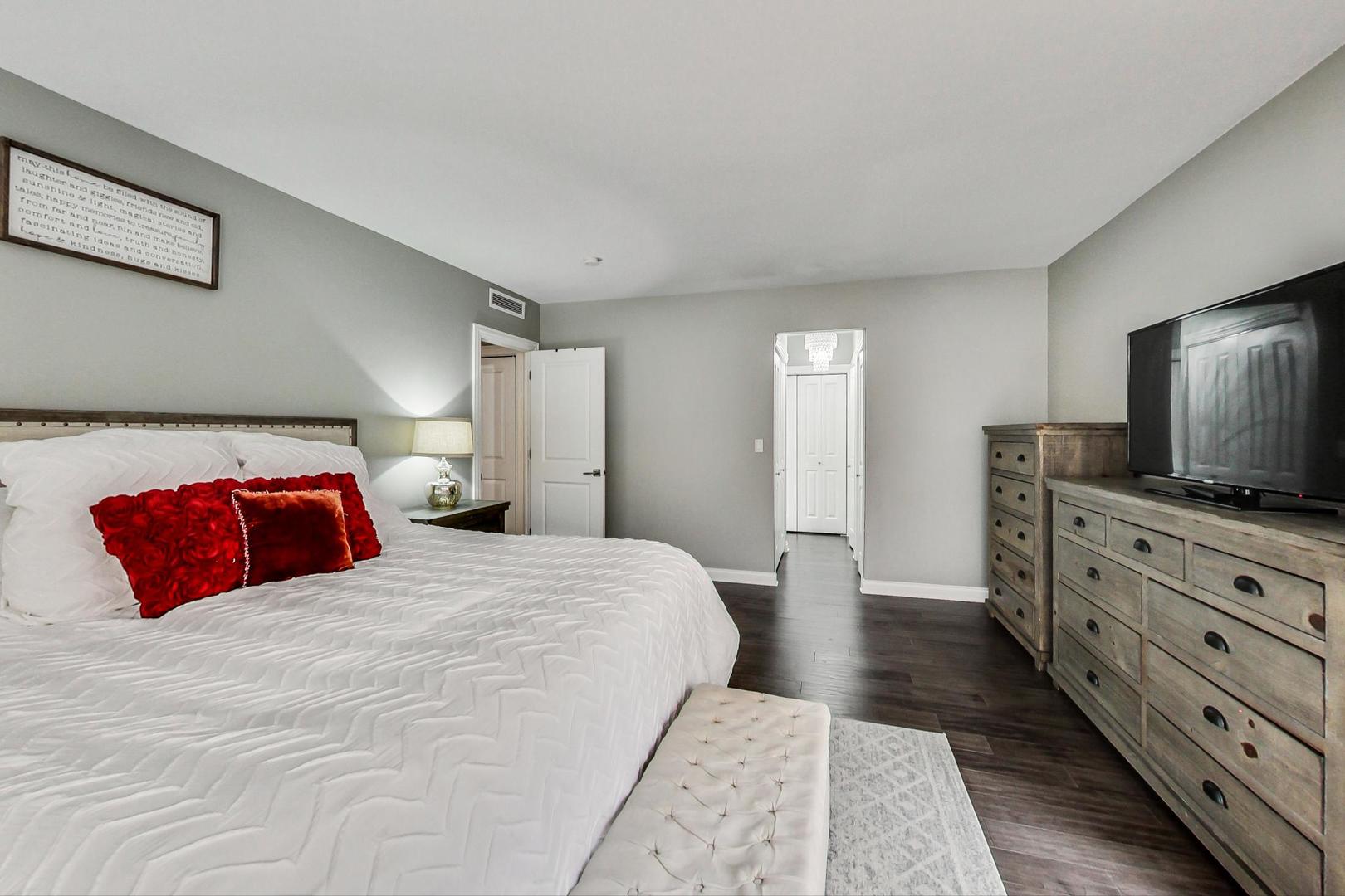 990 N Lake Shore Drive Unit: 6D