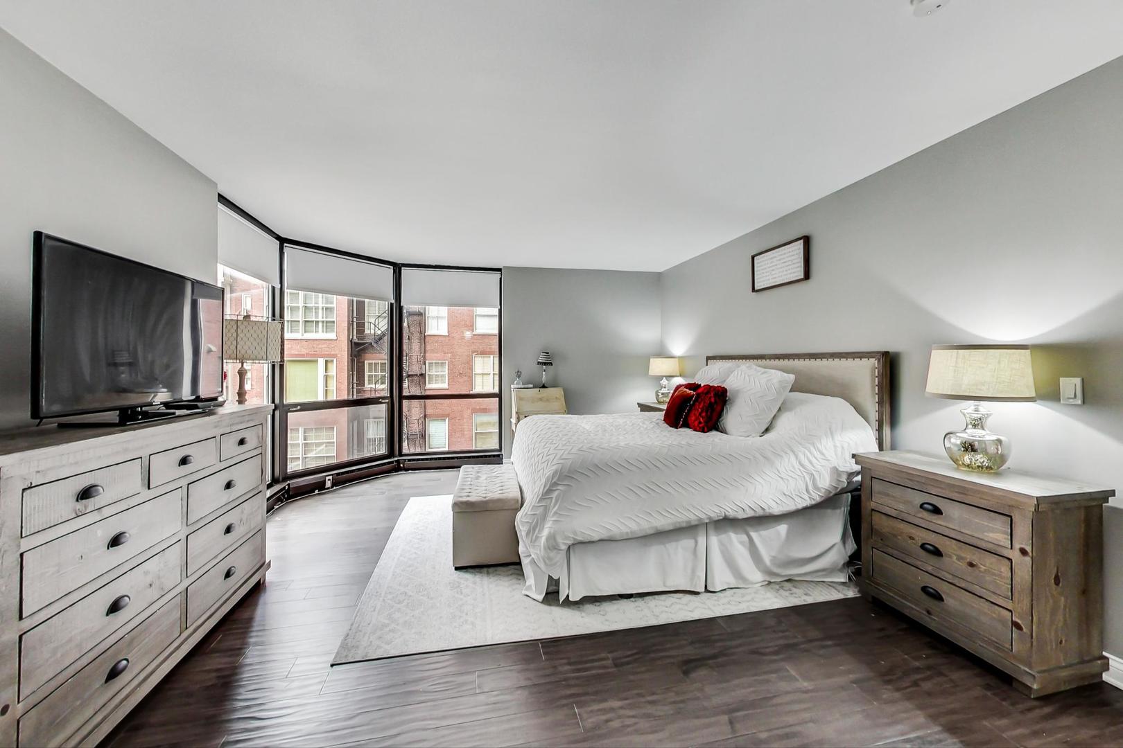 990 N Lake Shore Drive Unit: 6D