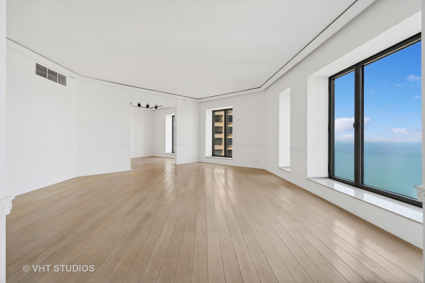 950 N Michigan Avenue Unit: 2502