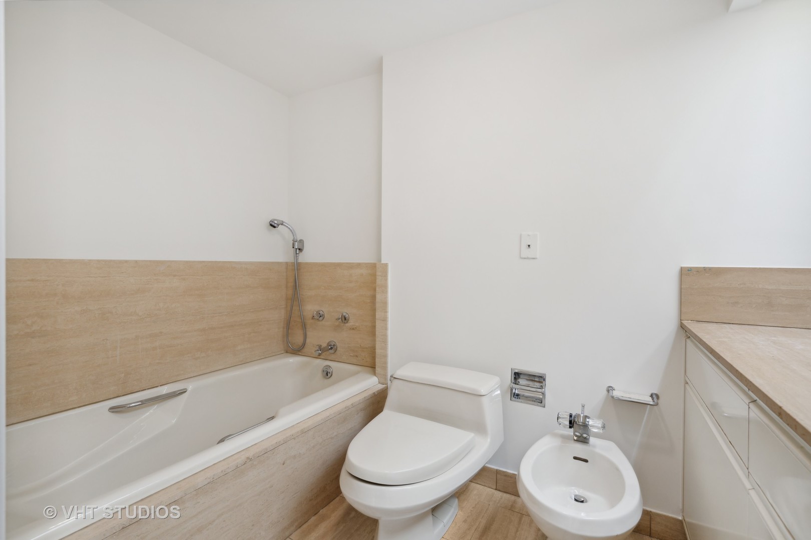 950 N Michigan Avenue Unit: 2502