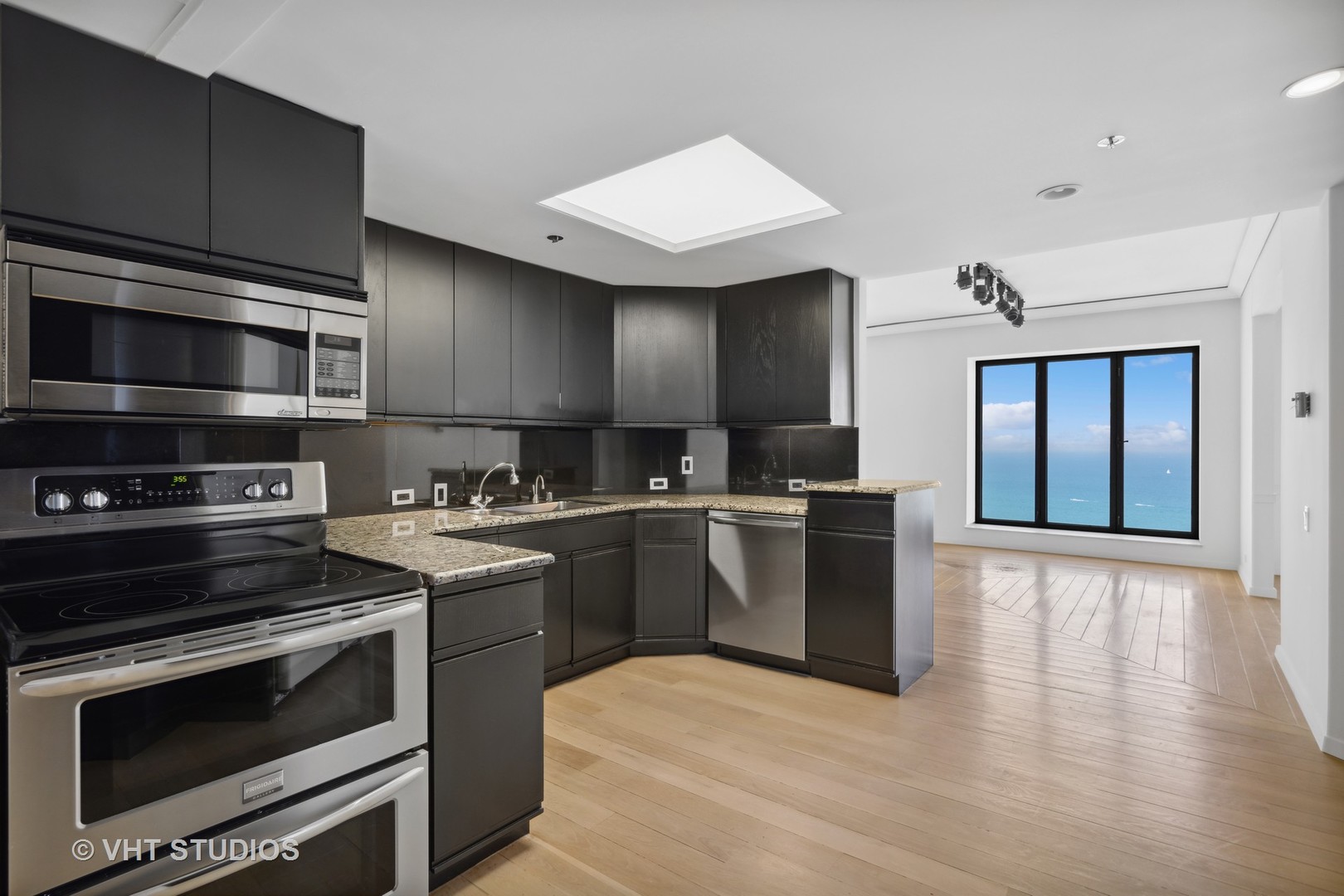 950 N Michigan Avenue Unit: 2502