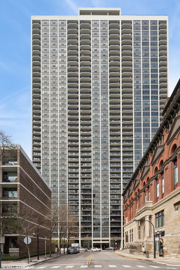 1560 N Sandburg Terrace Unit: 3202