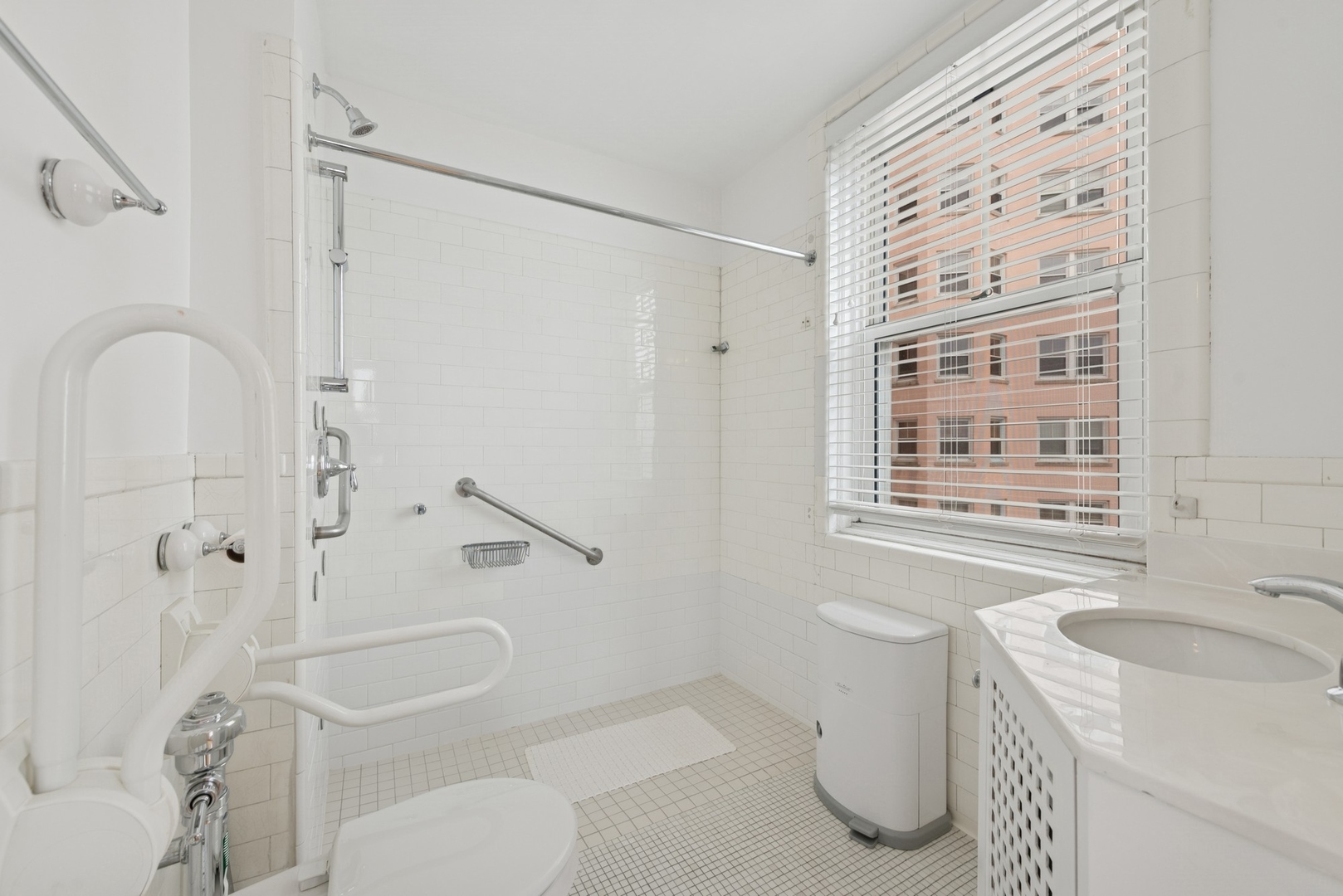 5555 N SHERIDAN Road Unit: 1102