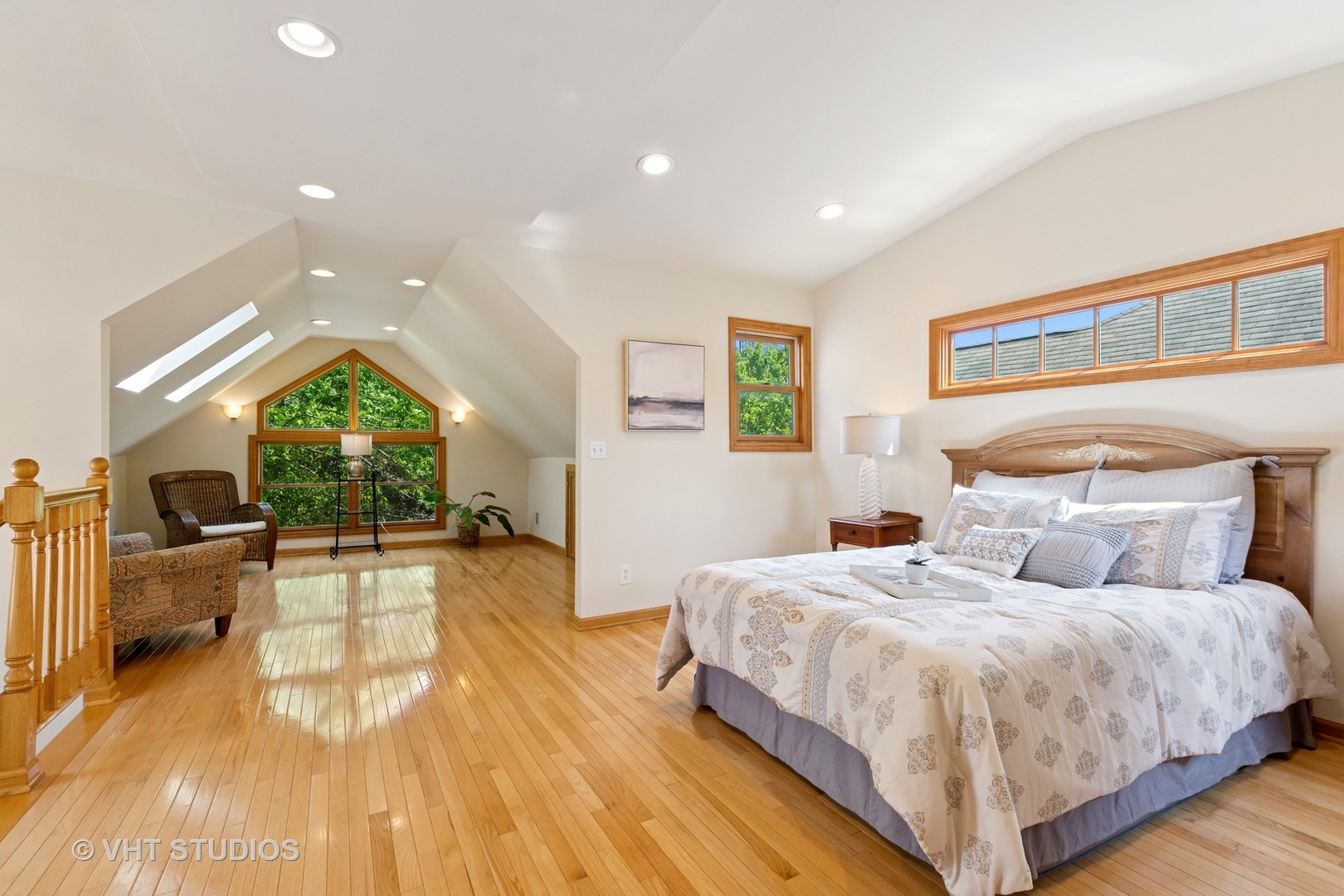 1515 W Glenlake Avenue