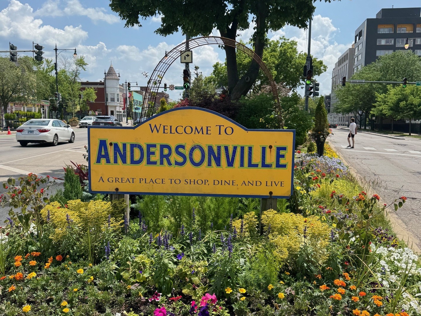 1515 W Glenlake Avenue