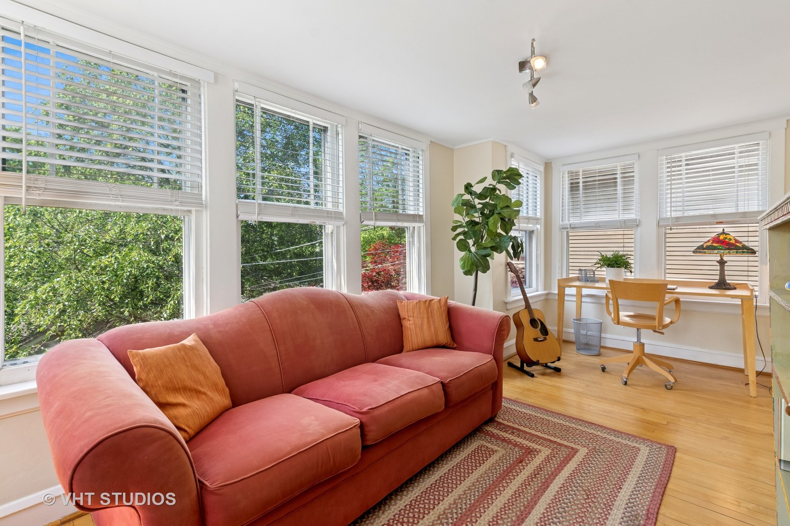 1515 W Glenlake Avenue