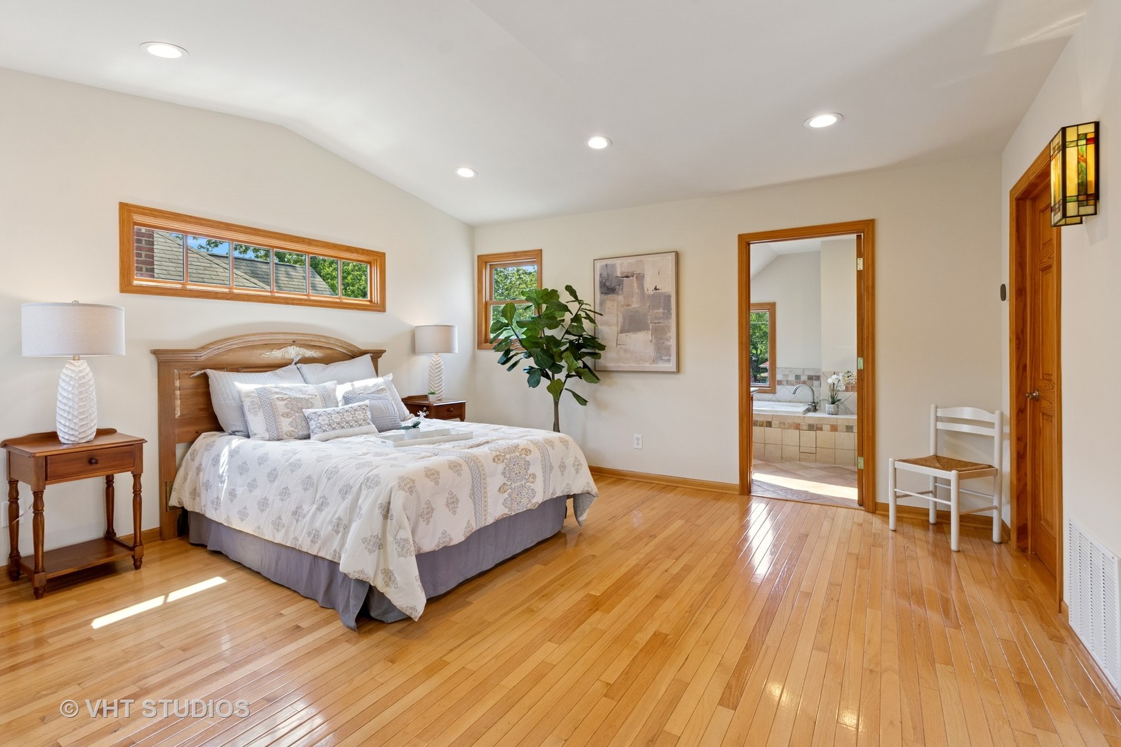 1515 W Glenlake Avenue