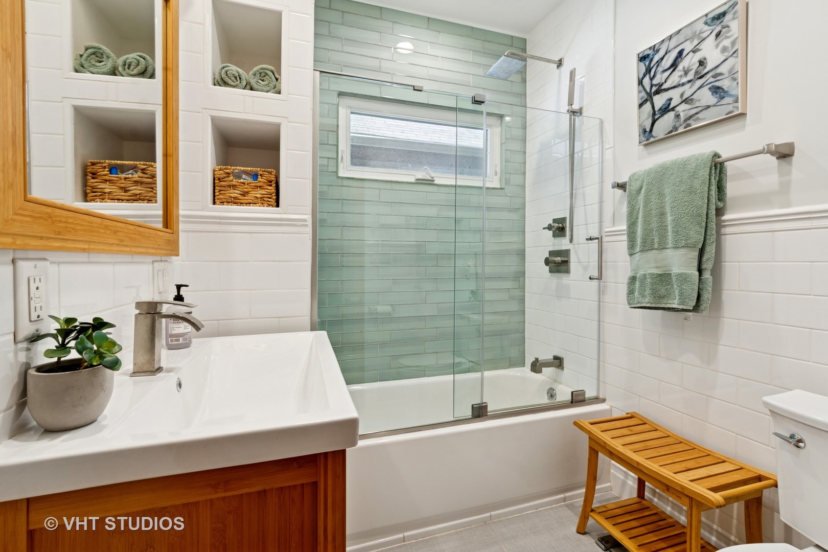 1515 W Glenlake Avenue