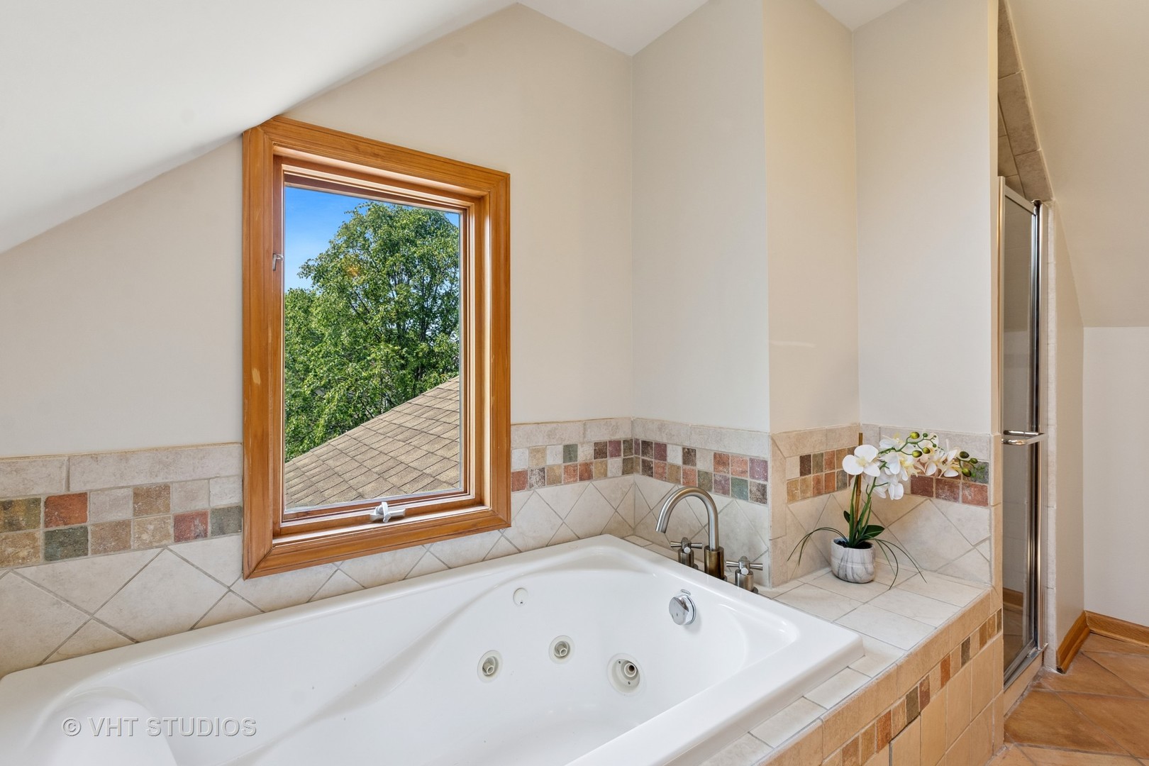 1515 W Glenlake Avenue