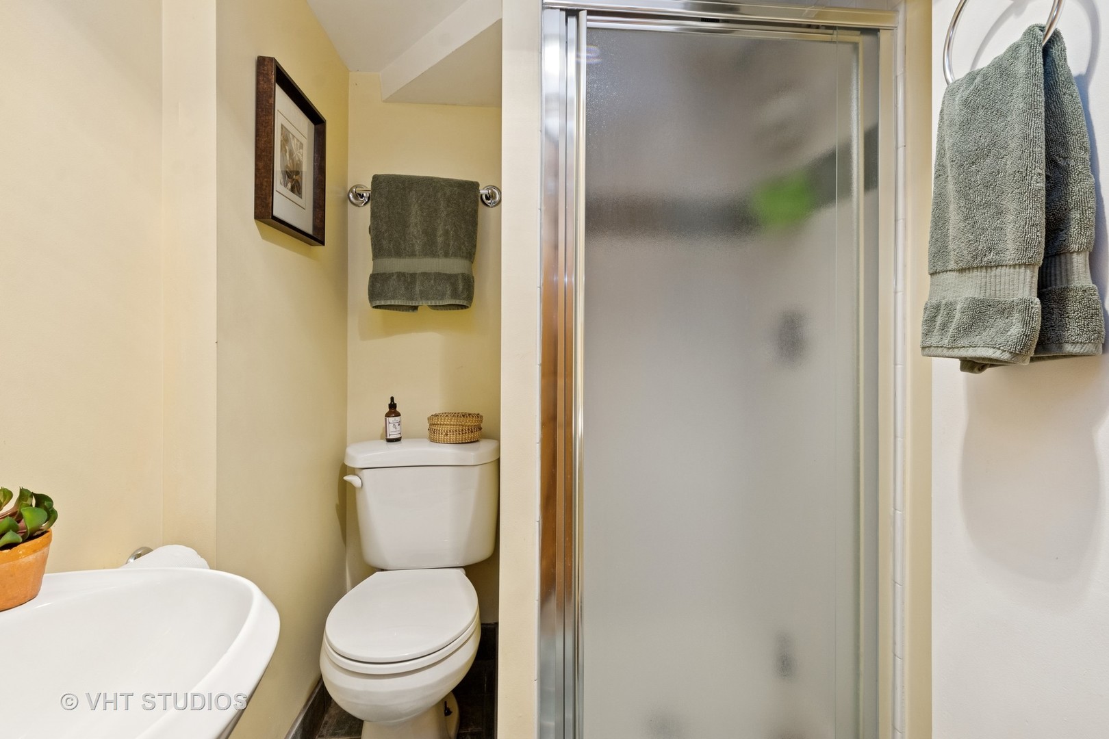 1515 W Glenlake Avenue