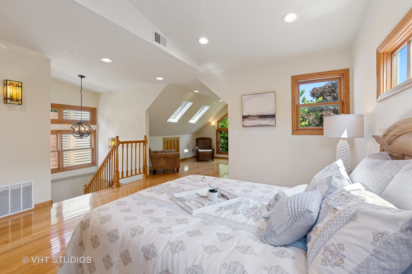 1515 W Glenlake Avenue