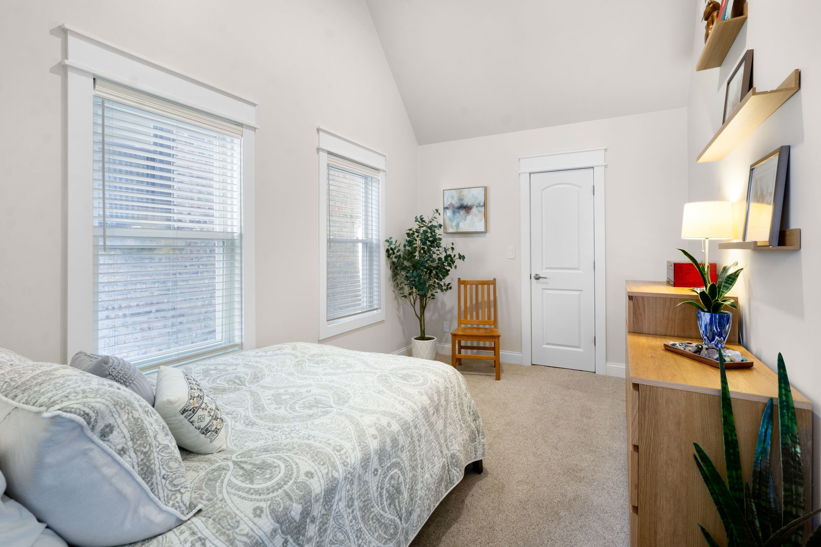 1432 W Hollywood Avenue