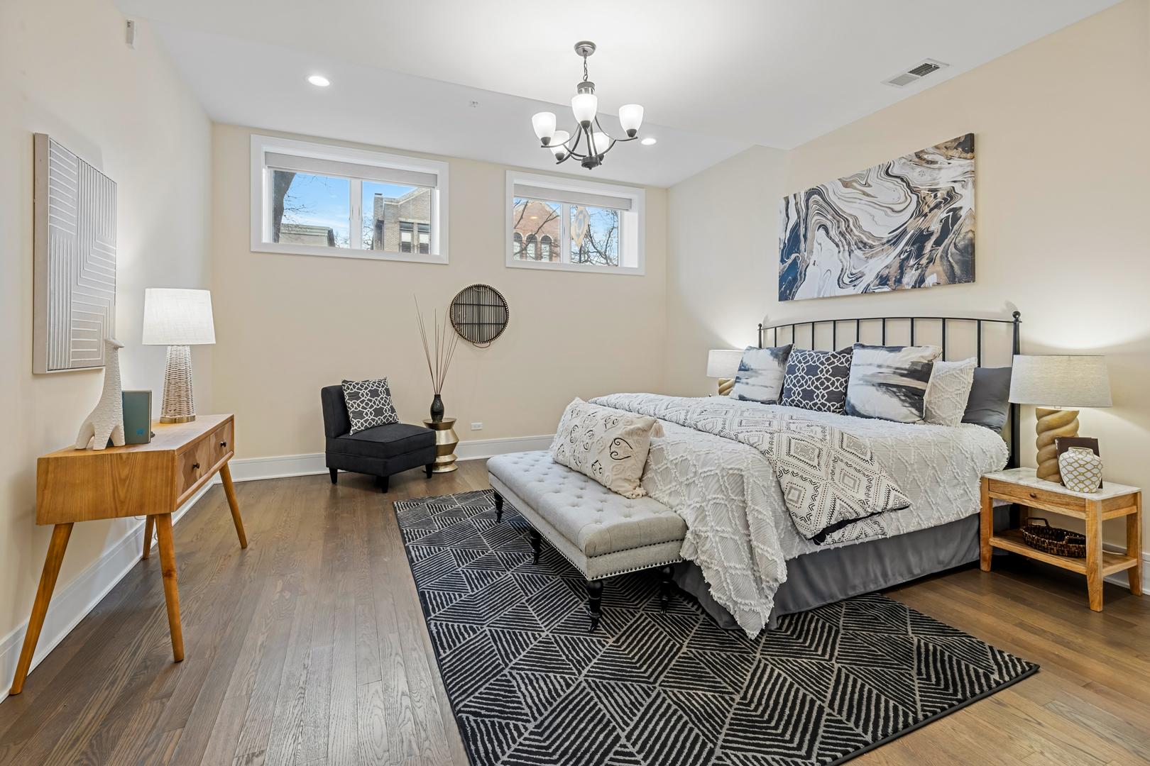 5748 N Hermitage Avenue Unit: 102