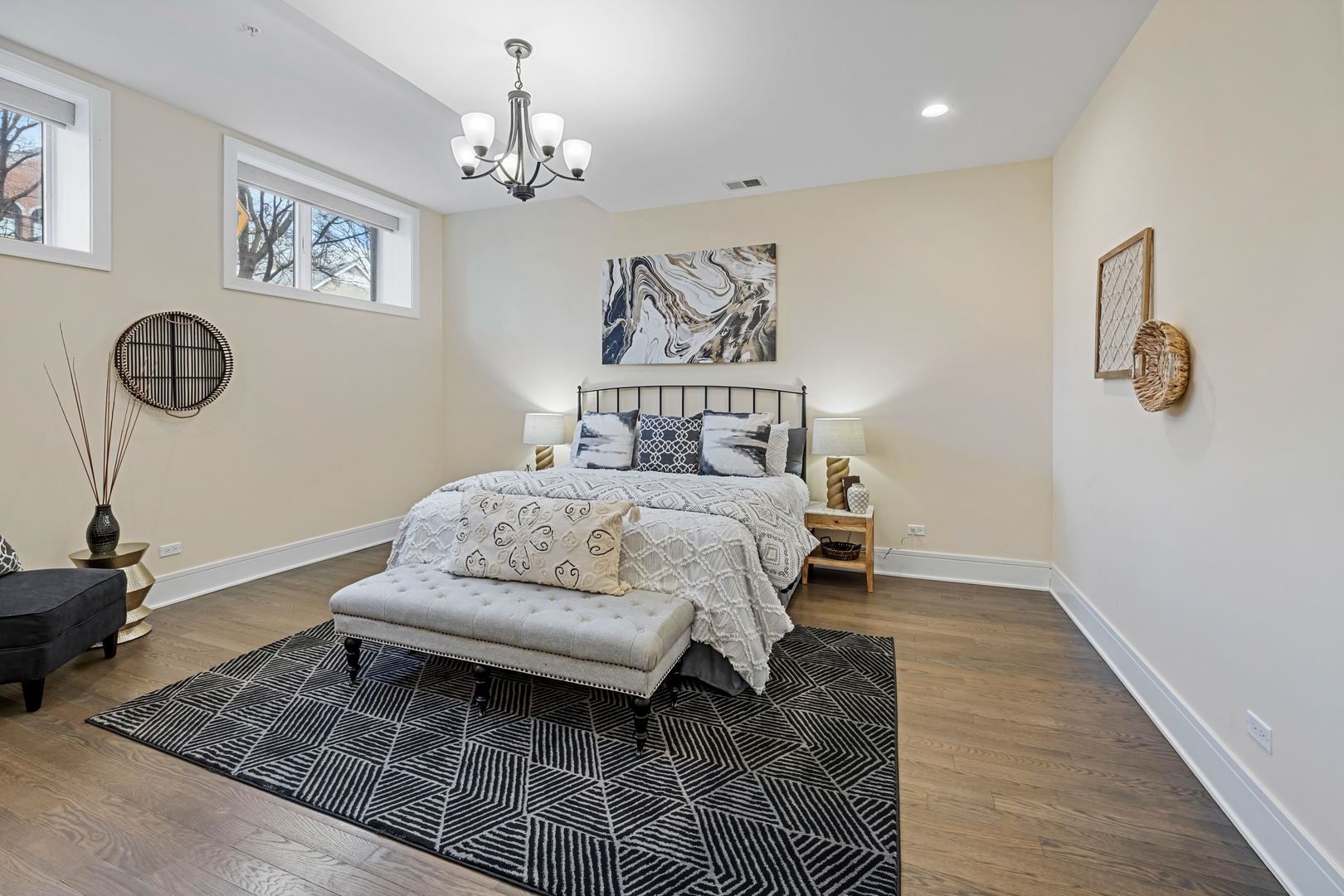 5748 N Hermitage Avenue Unit: 102