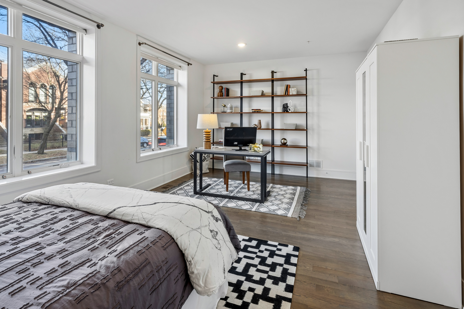 5748 N Hermitage Avenue Unit: 102