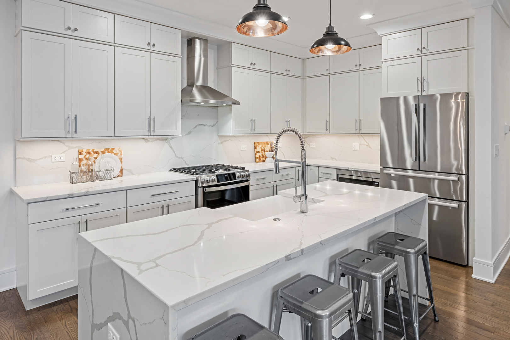 5748 N Hermitage Avenue Unit: 102