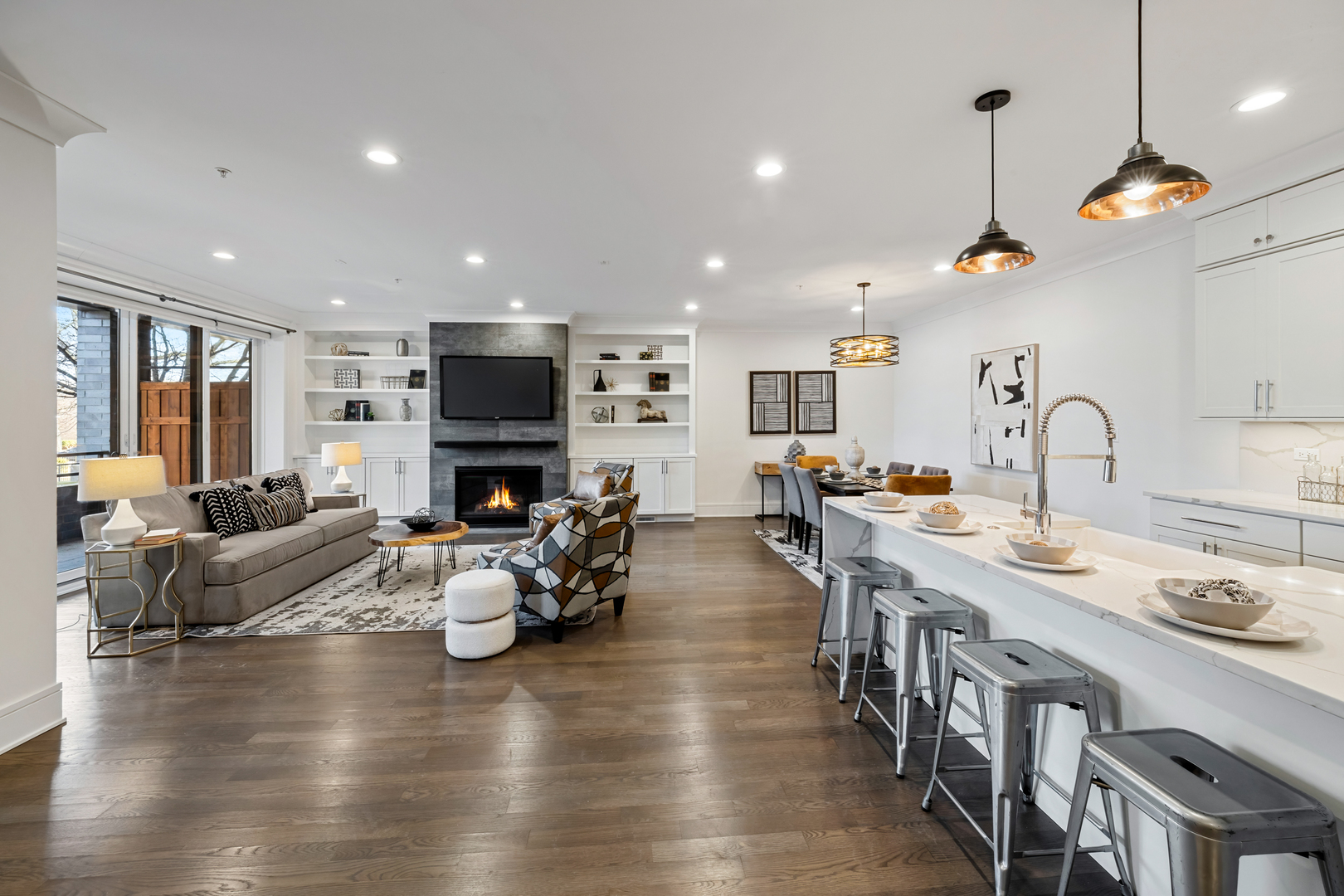 5748 N Hermitage Avenue Unit: 102