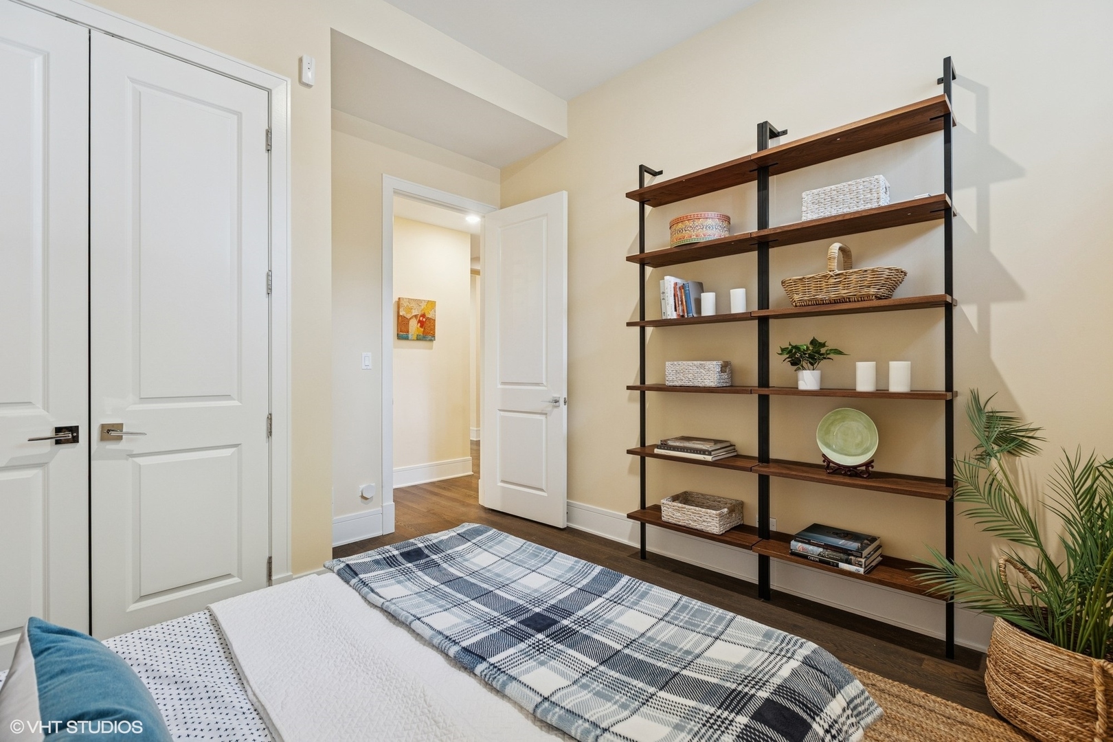 5748 N Hermitage Avenue Unit: 102