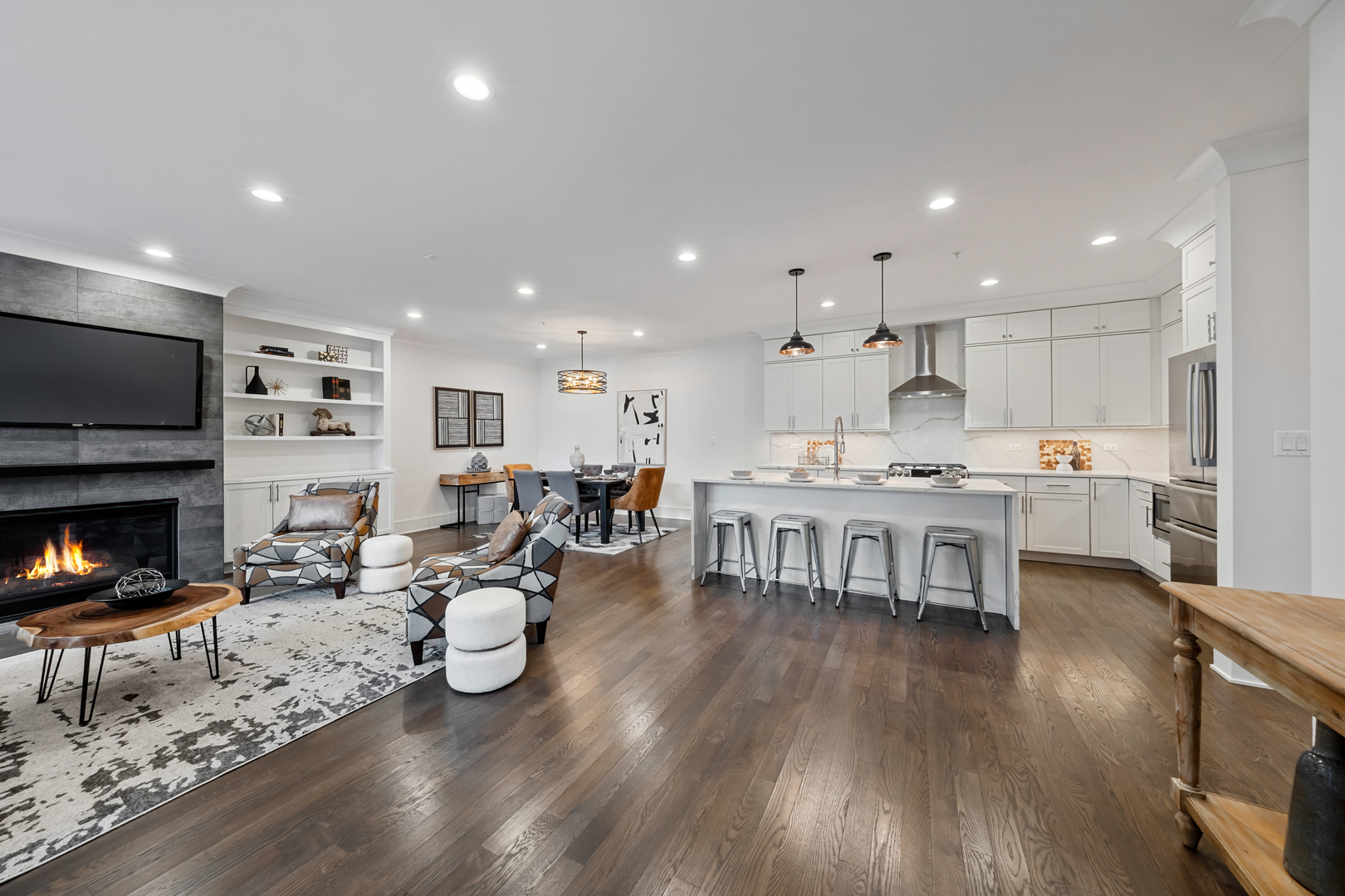 5748 N Hermitage Avenue Unit: 102