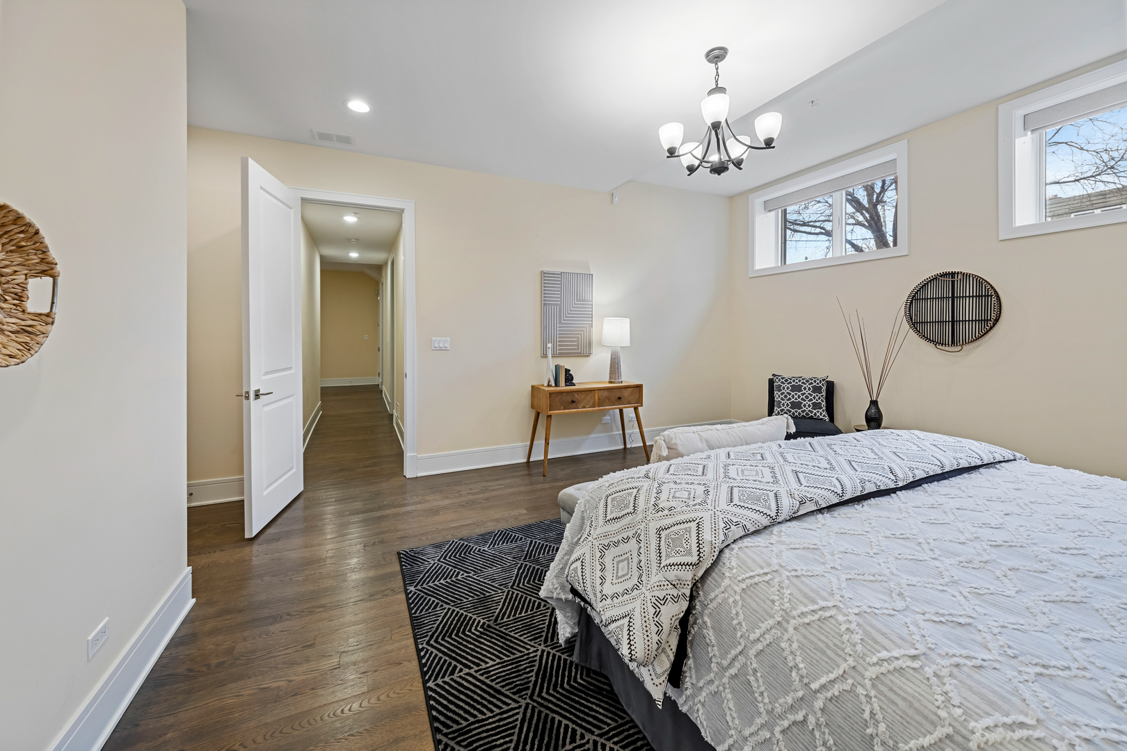 5748 N Hermitage Avenue Unit: 102