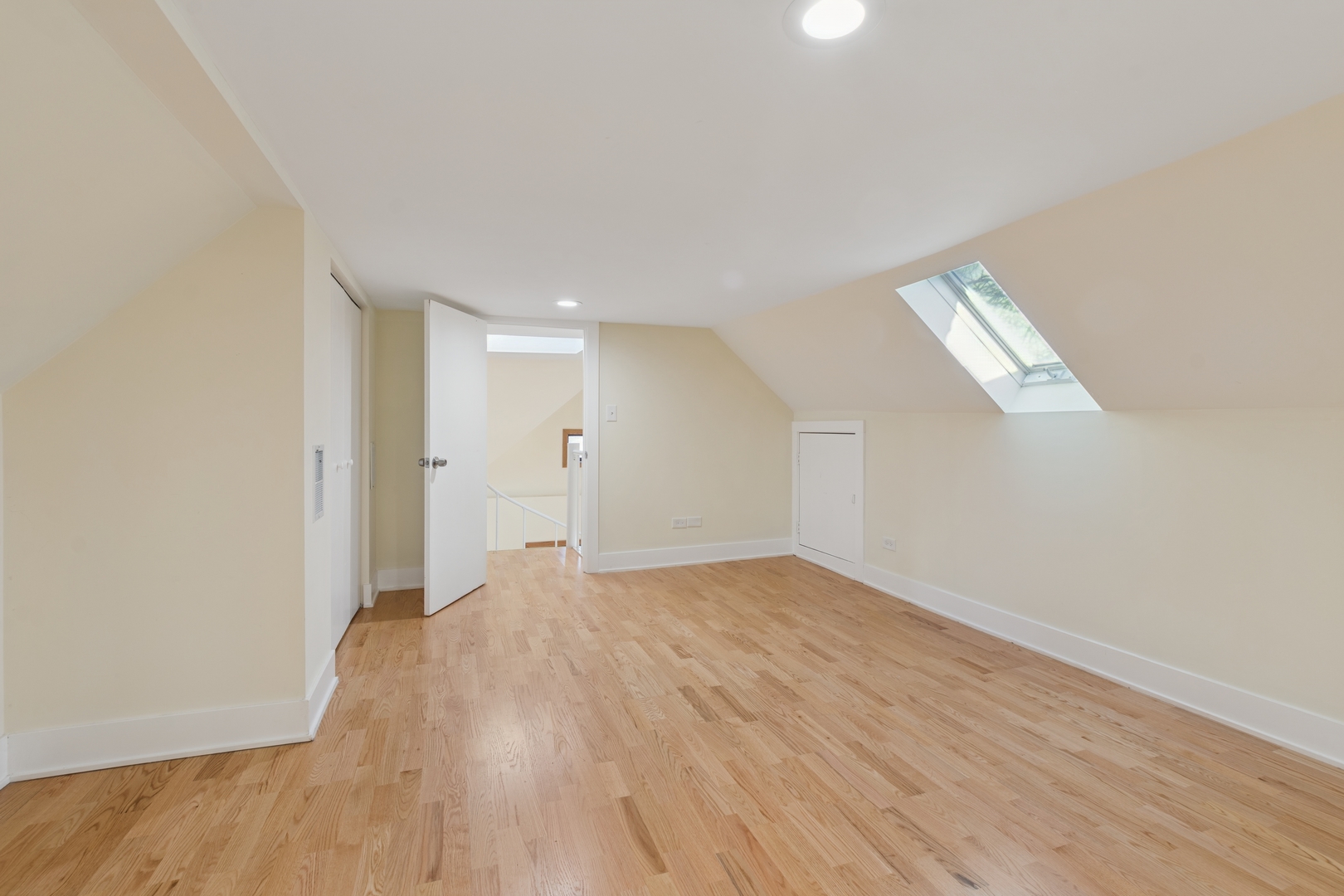 5202 N Lakewood Avenue Unit: 2