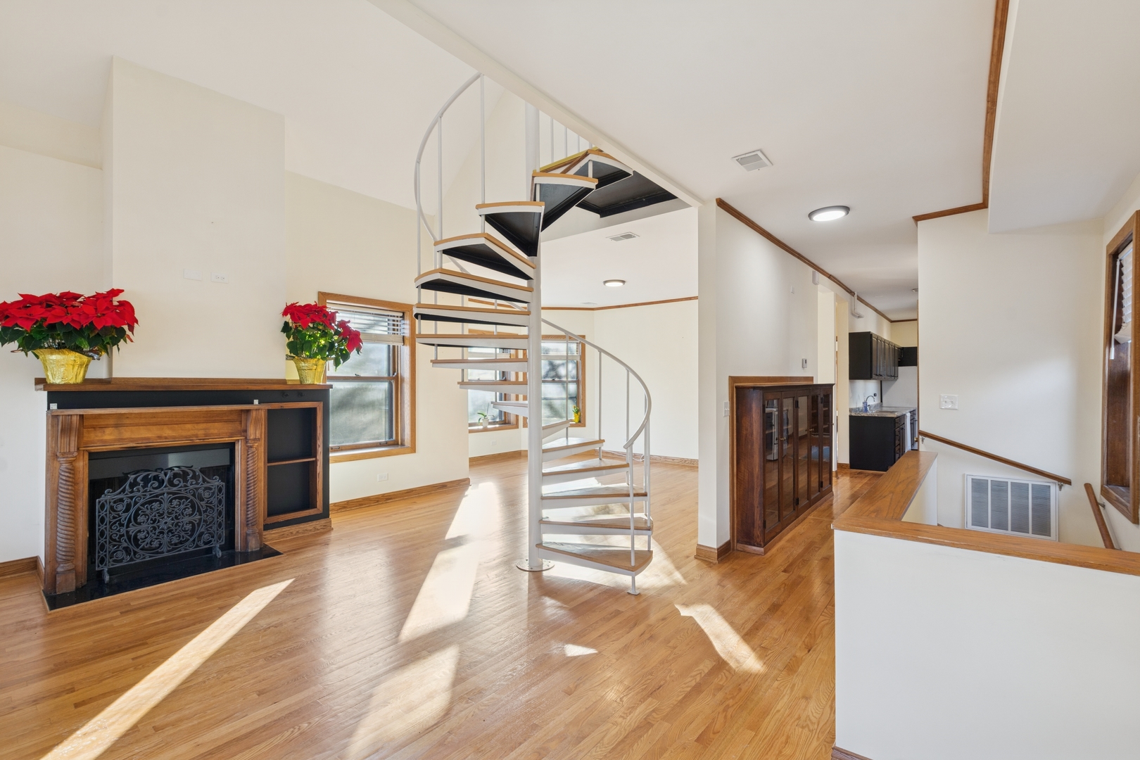 5202 N Lakewood Avenue Unit: 2