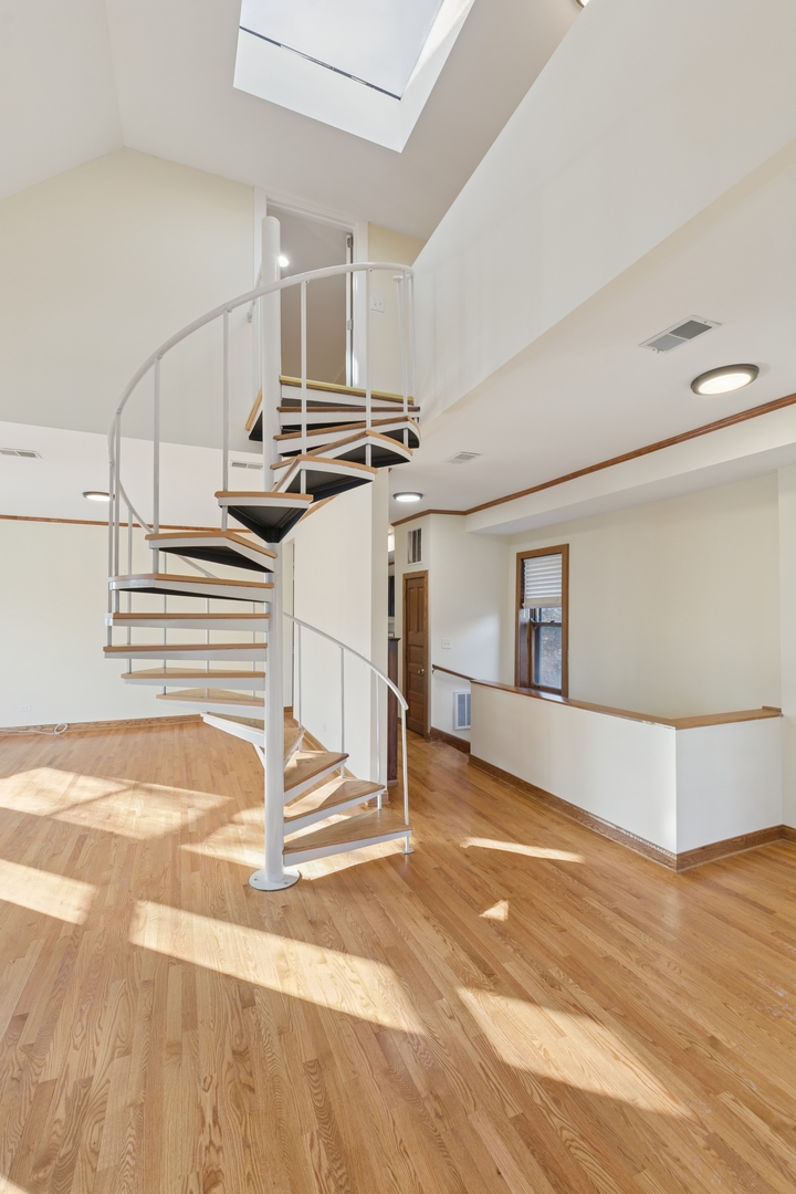 5202 N Lakewood Avenue Unit: 2