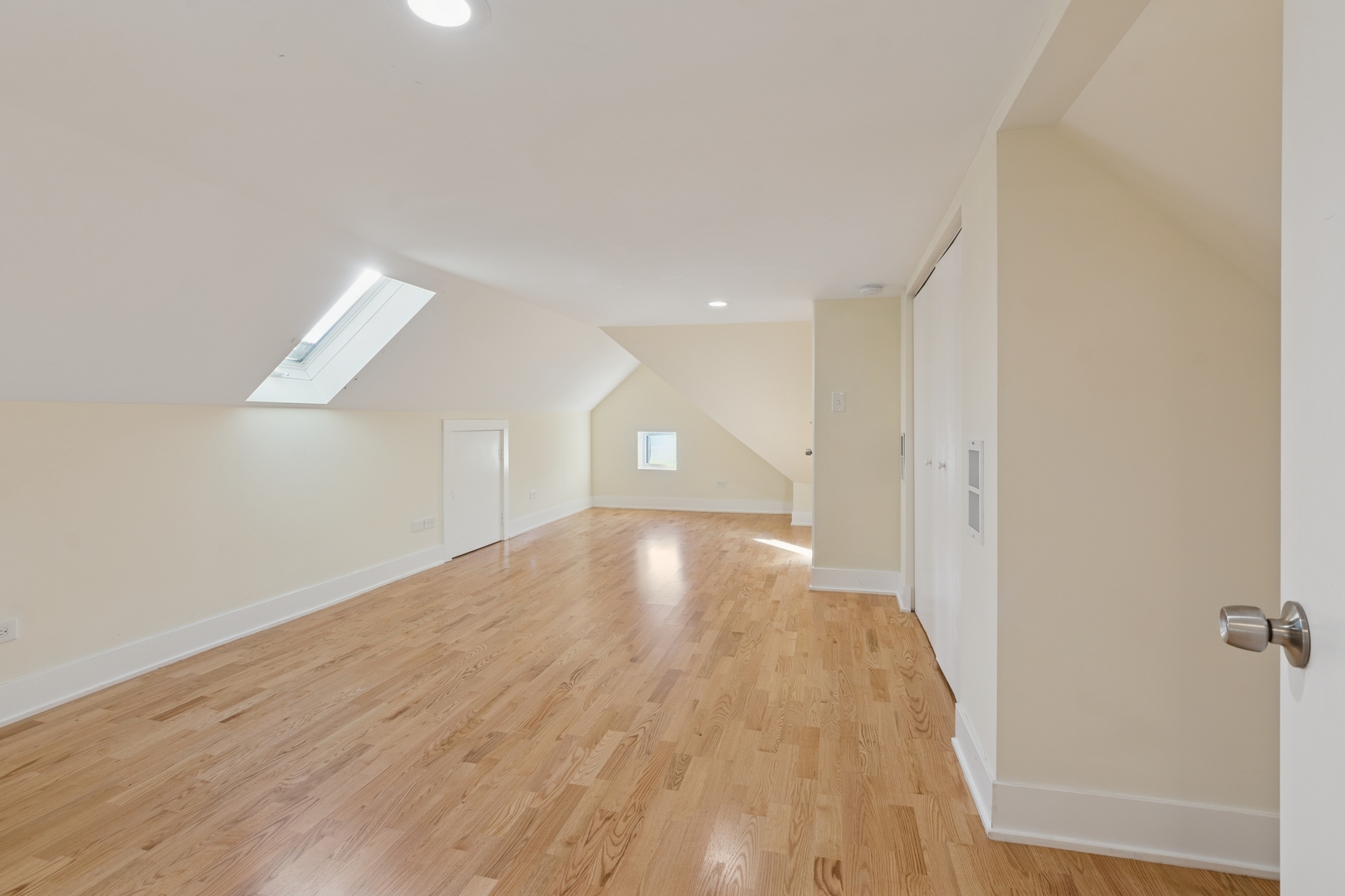 5202 N Lakewood Avenue Unit: 2