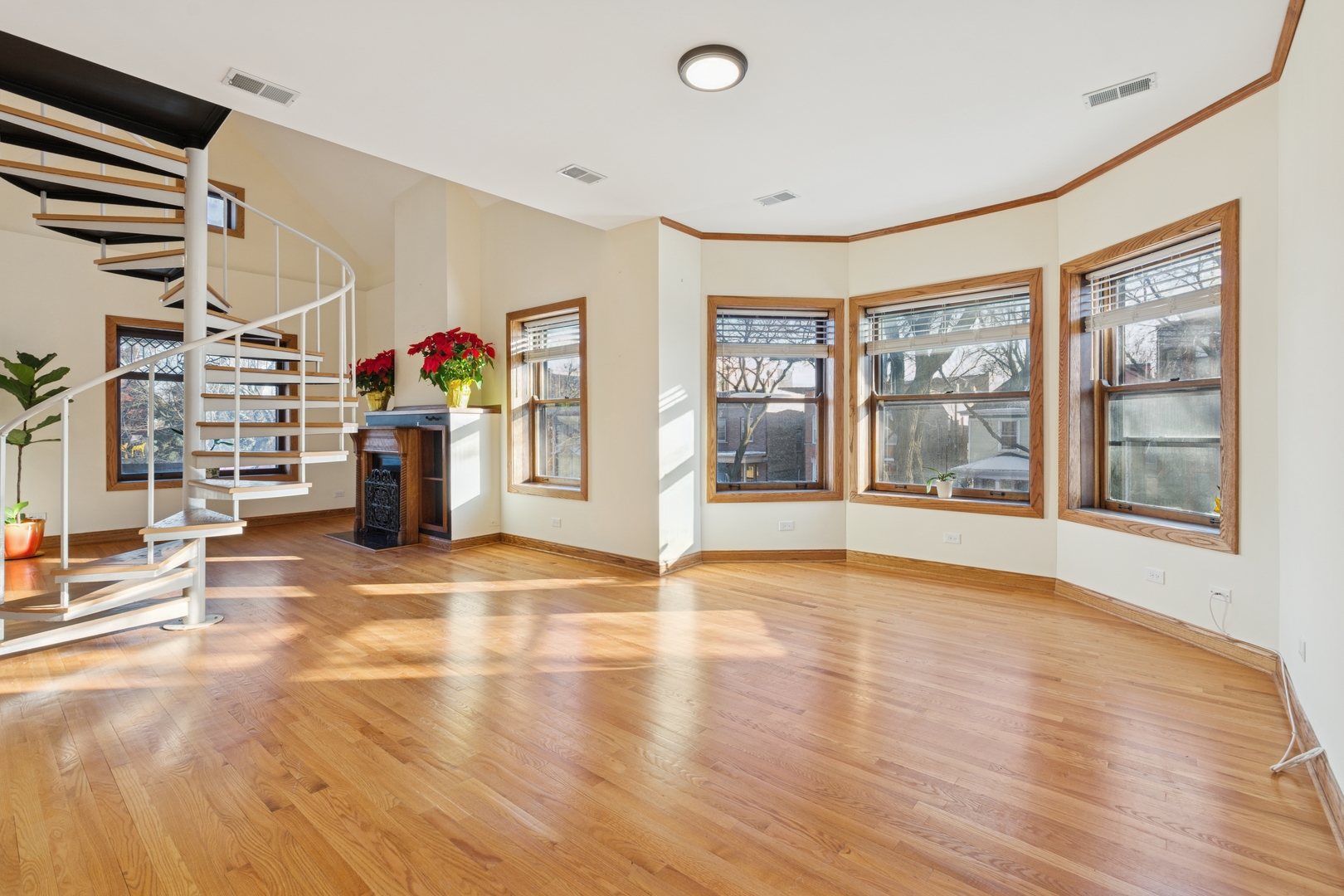 5202 N Lakewood Avenue Unit: 2