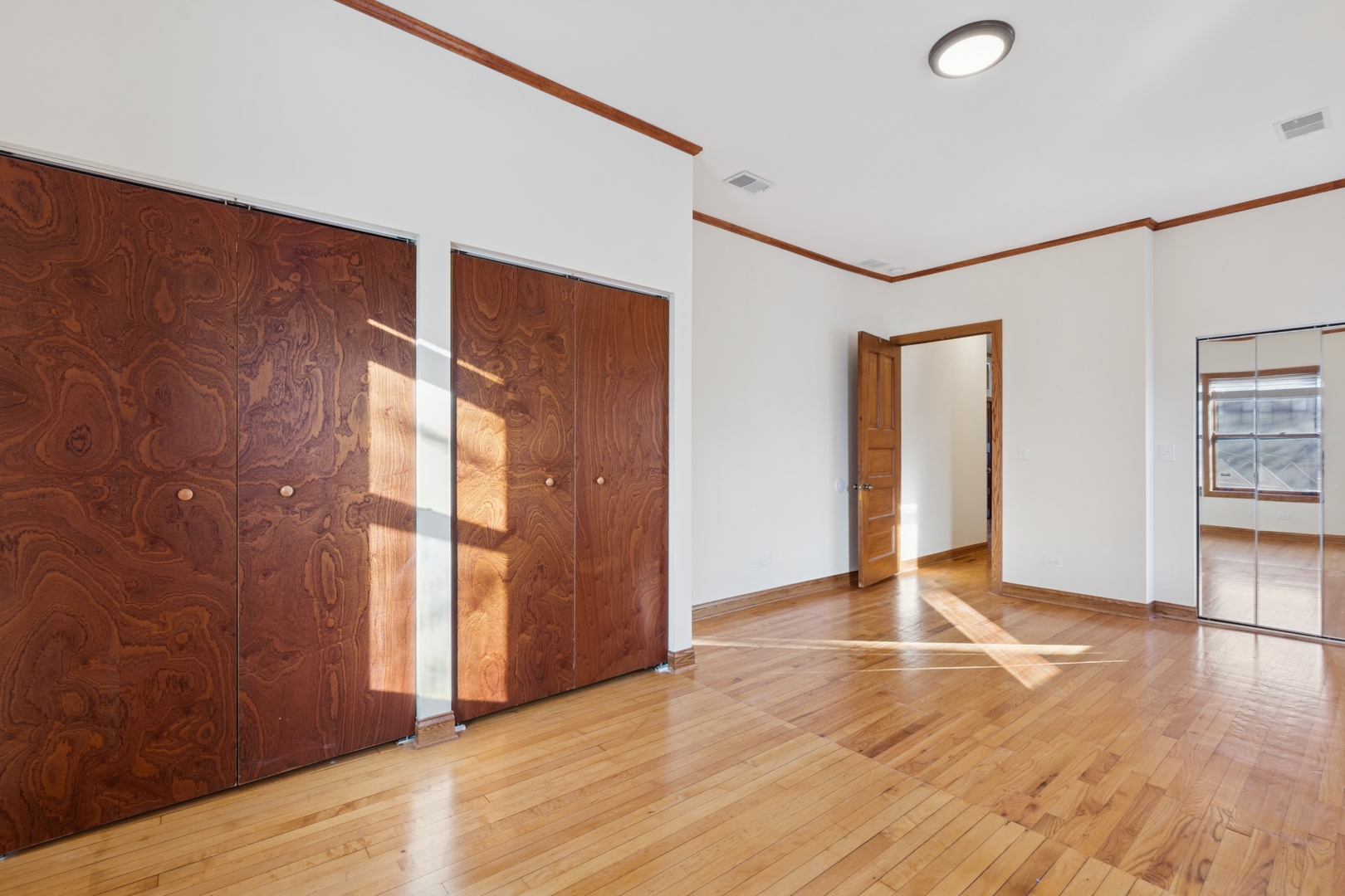 5202 N Lakewood Avenue Unit: 2