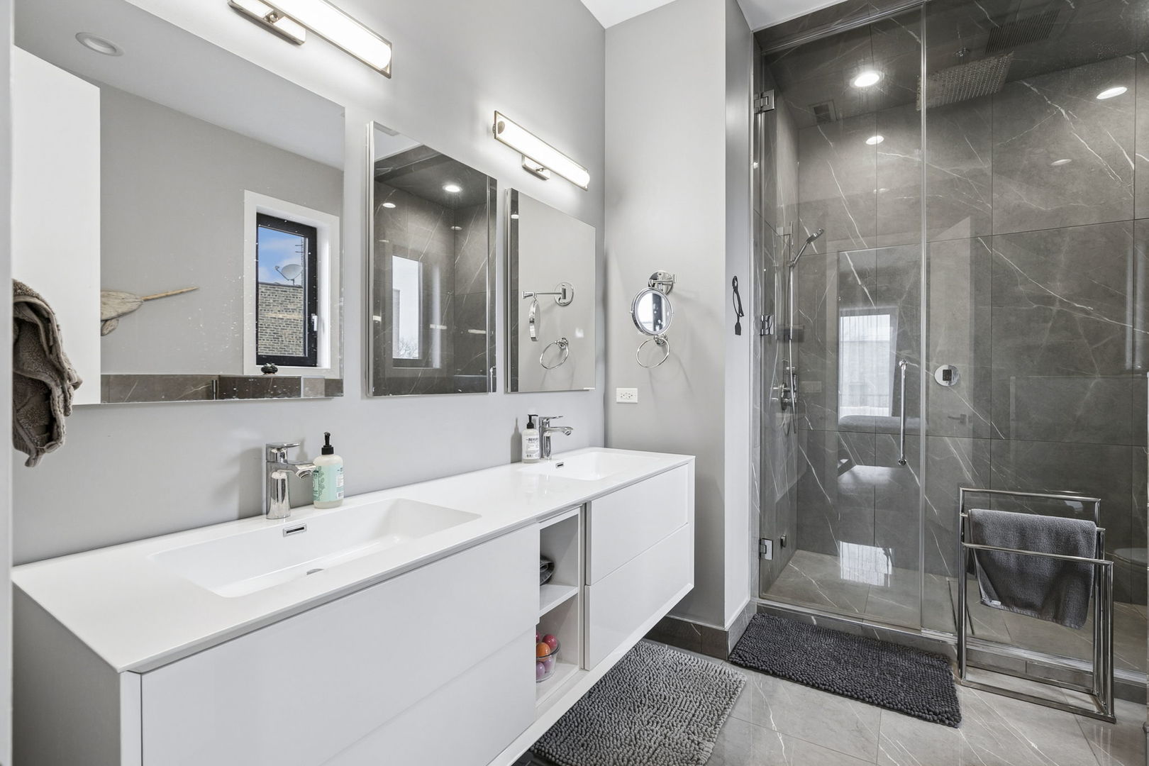 1355 W Winnemac Avenue Unit: 3