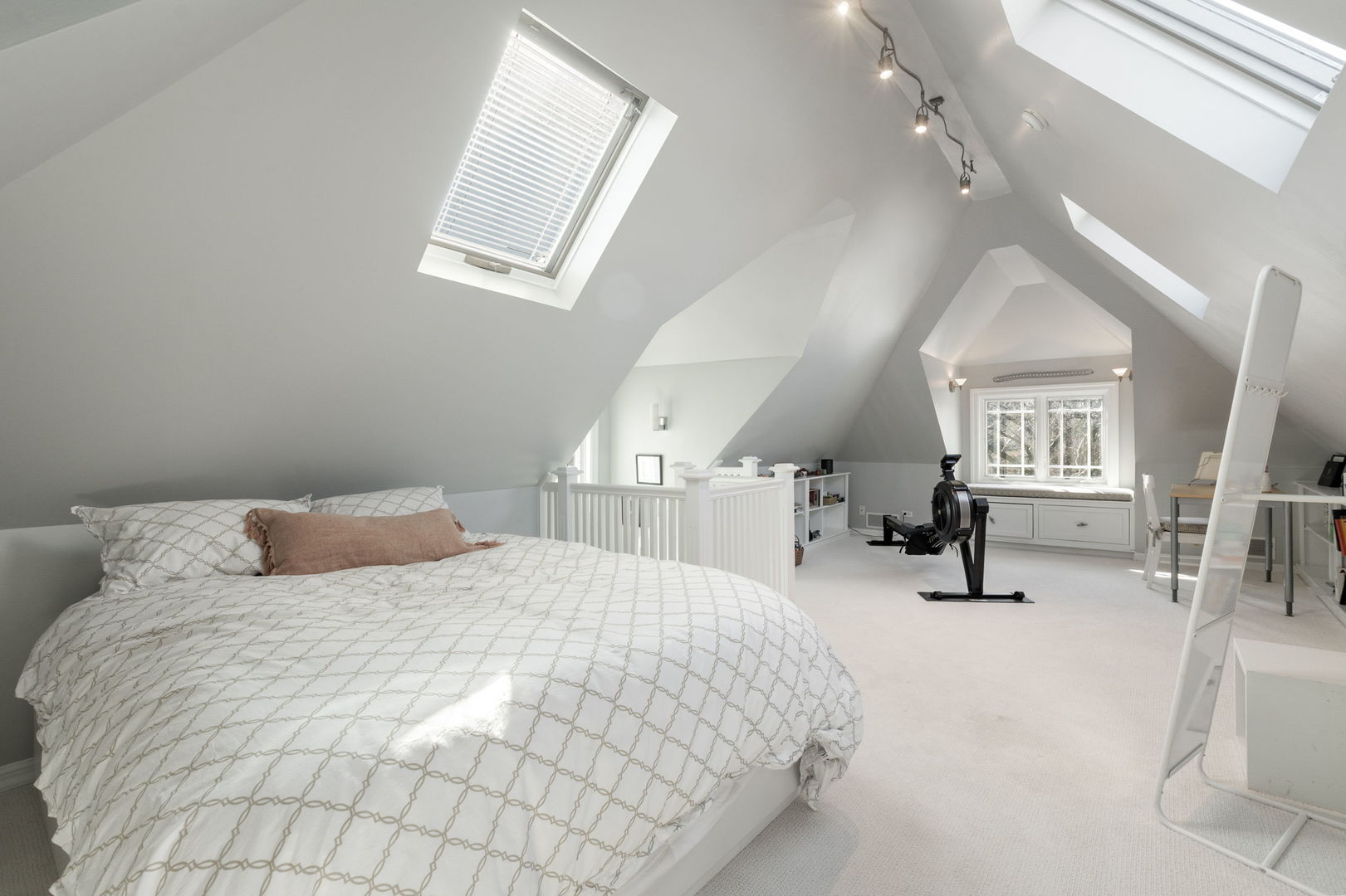 5231 N Lakewood Avenue